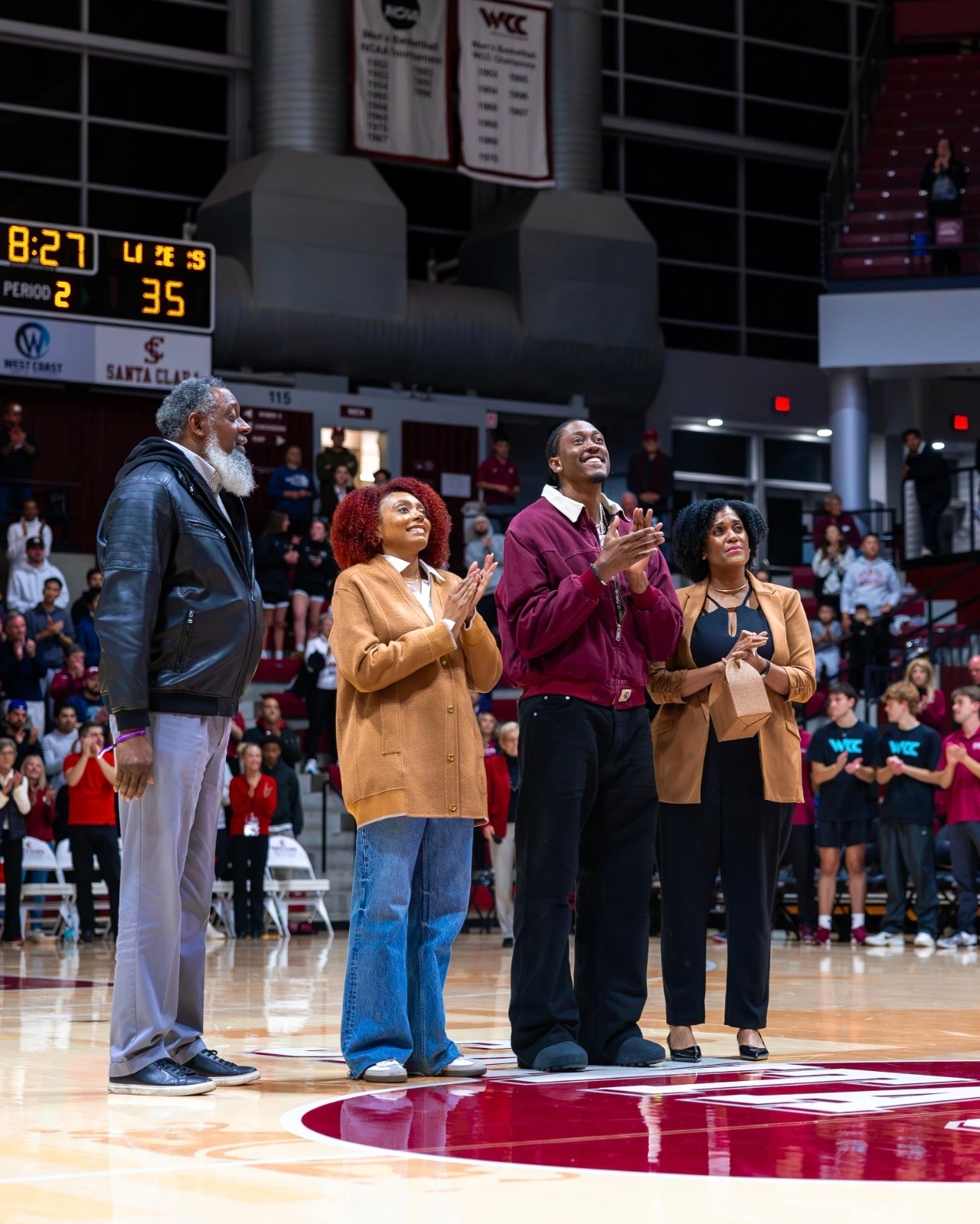 雷霆官方、NBA官方以及圣塔克拉拉大学官方联合晒照祝贺杰伦·威廉姆斯大学球衣退役