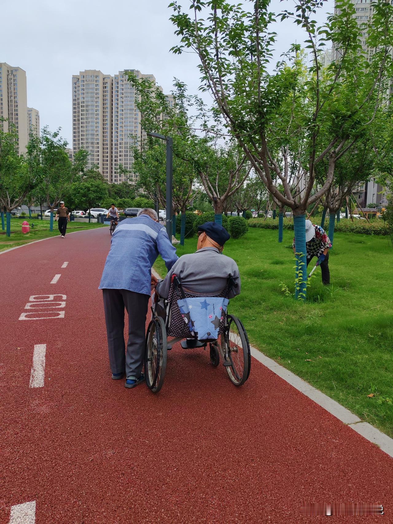 “孝可以，但顺是不可能的！”这话是70岁的于叔说的，在我们这片区，他活成了楷模，