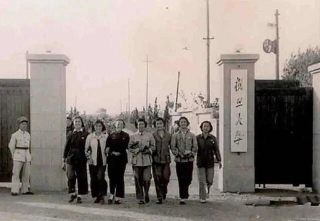 拿着手机看世界复旦大学校门变迁P1：1912年，孙中山拨款万元助力复旦复校，以徐