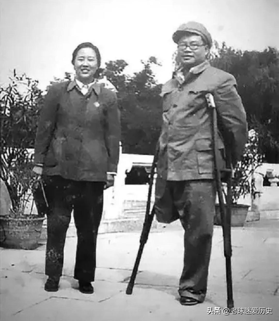 这张黑白老照片，定格了独腿开国将军钟赤兵和夫人的影像。
钟赤兵将军拄着双拐，眼神