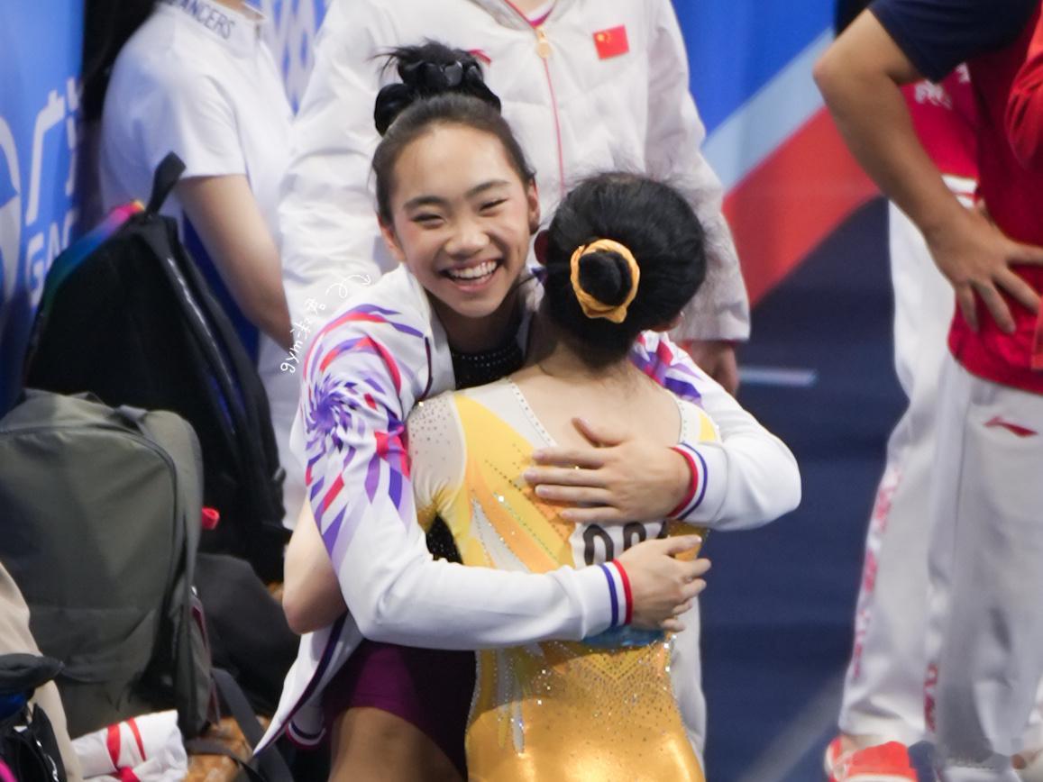 全运会女子跳马决赛，每当一个选手成功完成一跳，场下的选手们都会欢呼雀跃！满眼都是