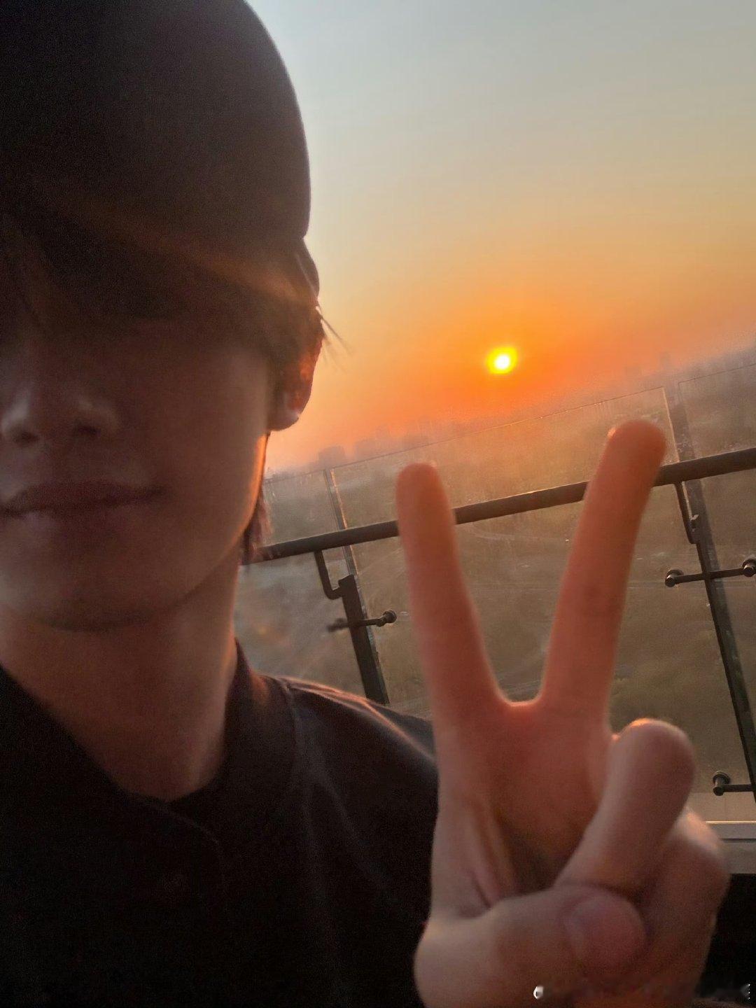 丁程鑫和夕阳自拍丁程鑫今日营业！夕阳勾勒出的帅气轮廓，每一帧都让人沦陷，太迷人了