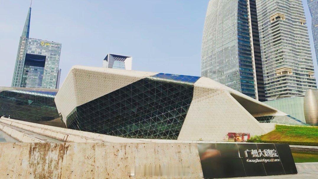 生活手记 来广州旅行，真心建议把花城广场列入必打卡清单✨漫步在这里，满眼都是治愈