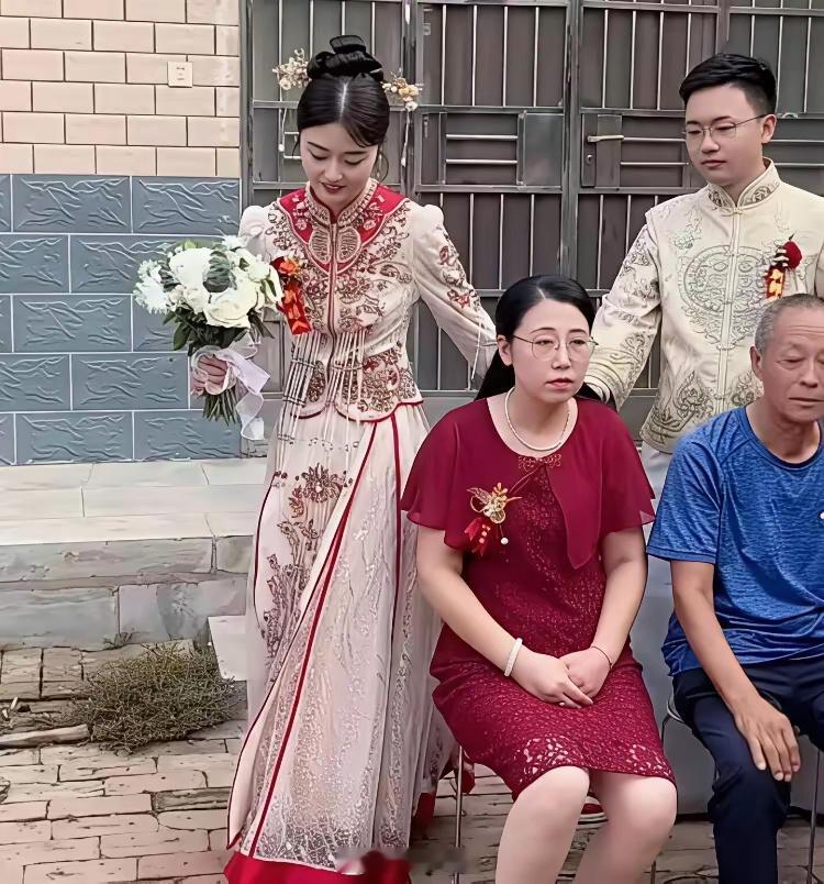 新郎这是娶了个卢昱晓回来啊？真是太美了 