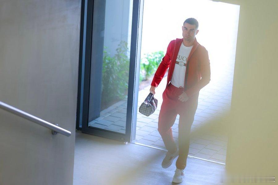 C罗 克里斯蒂亚诺·罗纳尔多新造型细节及其估算成本：克里斯蒂亚诺．罗纳尔多所穿着