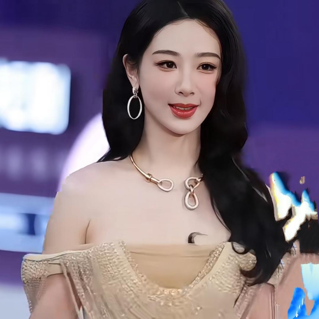 百万高定随便改，杨紫这波操作，凭实力掌控穿搭

现在娱乐圈红毯不少女星都靠暴露穿