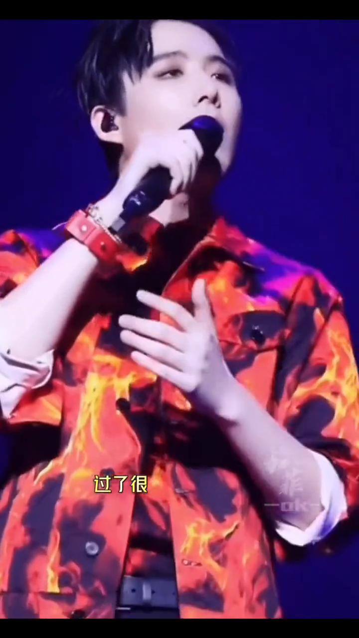 过了很久终于我愿抬头看，你就在对岸走得好慢，任由我独自在假寐与现实之间两难。过了