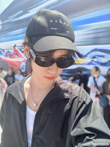 张真源新歌民国风张真源十年前的爱心变成了相思锁民国歌曲独有的故事氛围感，张真源端