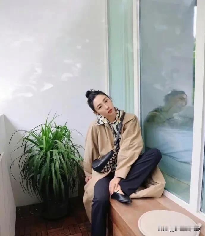 了解如何搭配风衣来展现出高阶与随性的风格时，不得不提的是白百何的时尚品味。