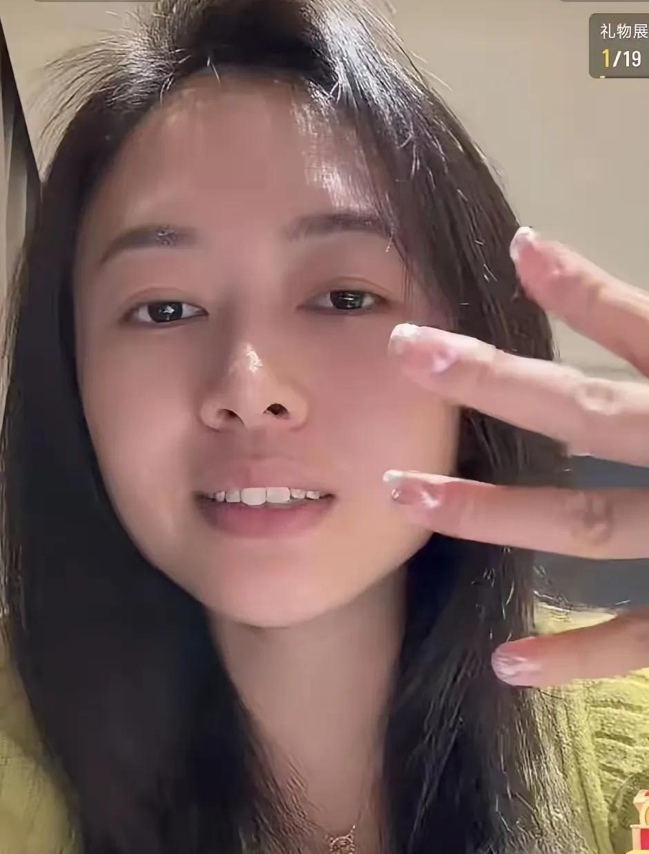 洗碗机事件女主有一个优点，

可能很多网友都没意识到，

你看虽然她可能都快40