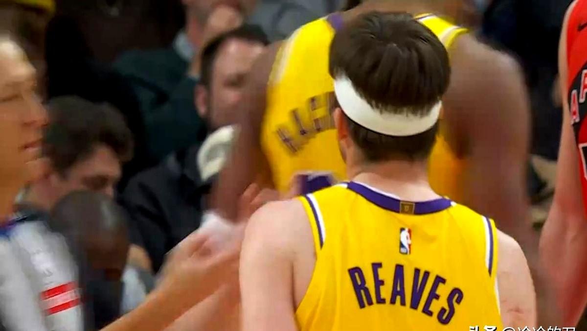 詹姆斯得分没上双，湖人居然还赢了球。

这都得感谢里夫斯，简直是天神下凡。全场轰