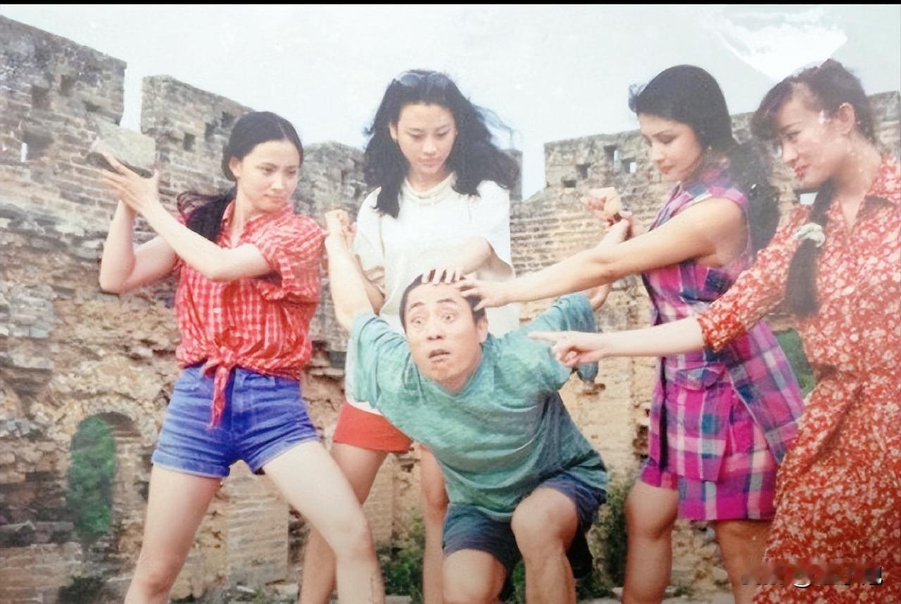 张艺谋导演正是气盛的年纪。
1995年时，张艺谋导演电影选角安排在长城试镜随便游