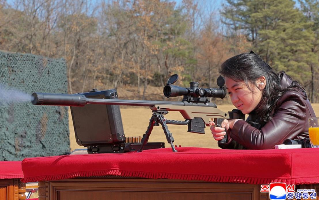朝鲜公布一个罕见画面：金珠爱手握狙击枪射击

就在2026年2月28日，朝鲜官方