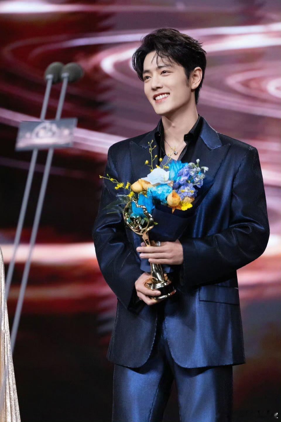 恭喜肖战获得微博king，今年三封了 收获得一年 