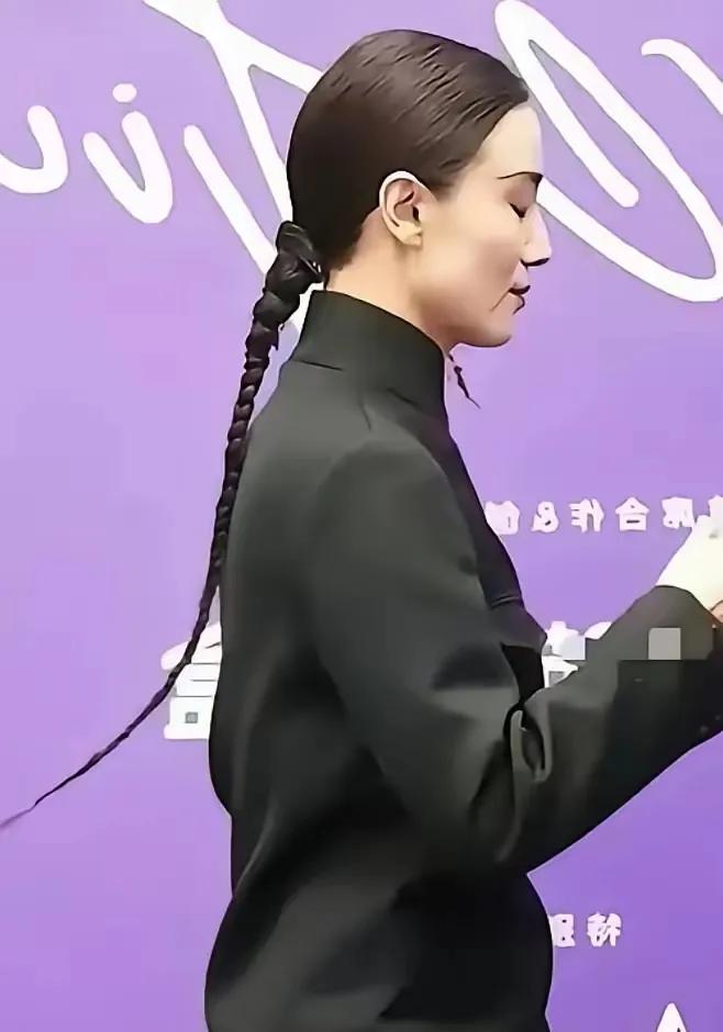 把国耻当国潮，
宋佳团队这次，
不是翻车，是坠崖。

金钱鼠尾辫从来不是什么新潮