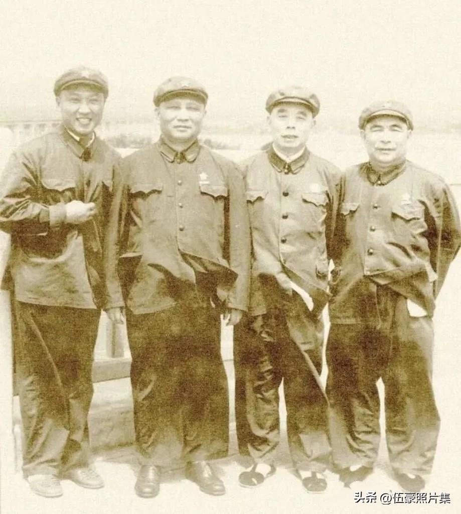 上世纪六十年代，南京军区政委唐亮（左二）与军区政治部副主任赖毅将军（左三），南京