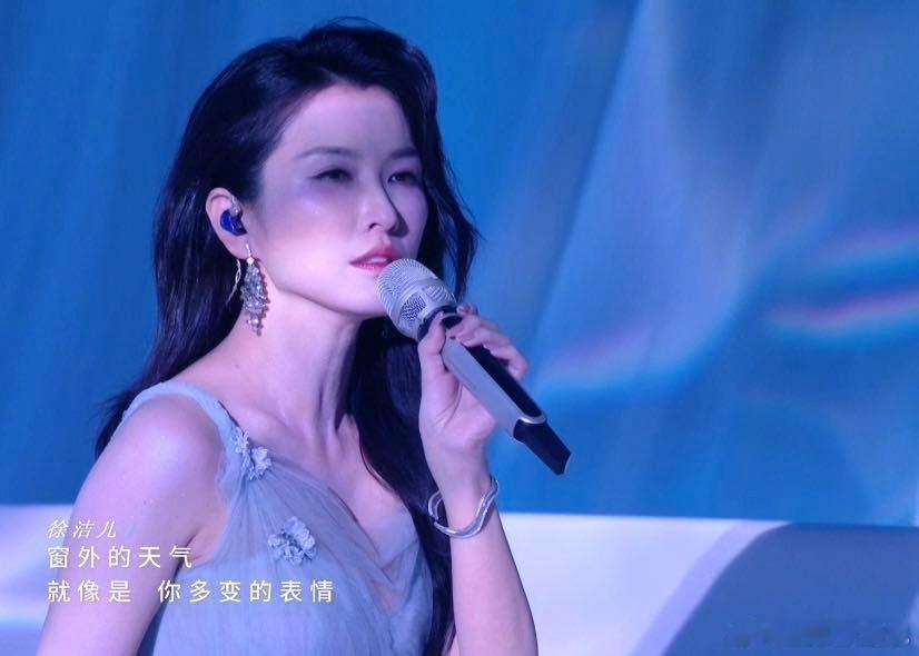 雨爱组不cue徐洁儿雨爱组提了所有人没提徐洁儿 别人被看见靠镜头，她靠观众自己找