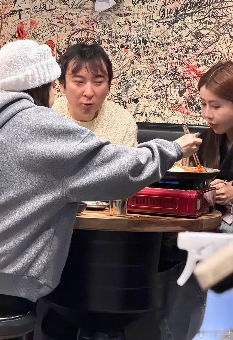 有网友拍到王思聪被偶遇在韩国和金美娜吃饭，话说这么快就要秃顶，现在还没过40吧。