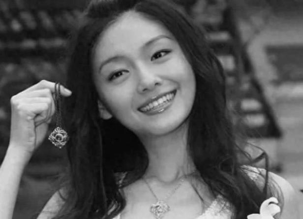 如果大S没跟汪小菲离婚，也死不了，在有一次采访的时候看到了一个视频，大S说谢谢汪