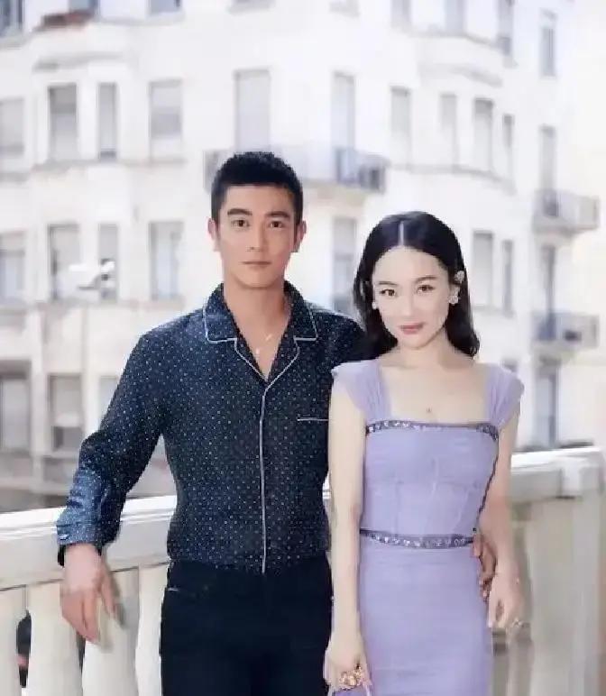 你以为霍思燕在《再见，李可乐》片场？错了，她的办公室在公安部金盾影视。
 
她早