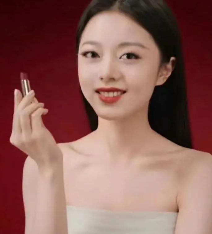 赵今麦的妆造团队有一种粉丝随便提意见，但我就是不听的“倔强”感。去年赵今麦出席巴