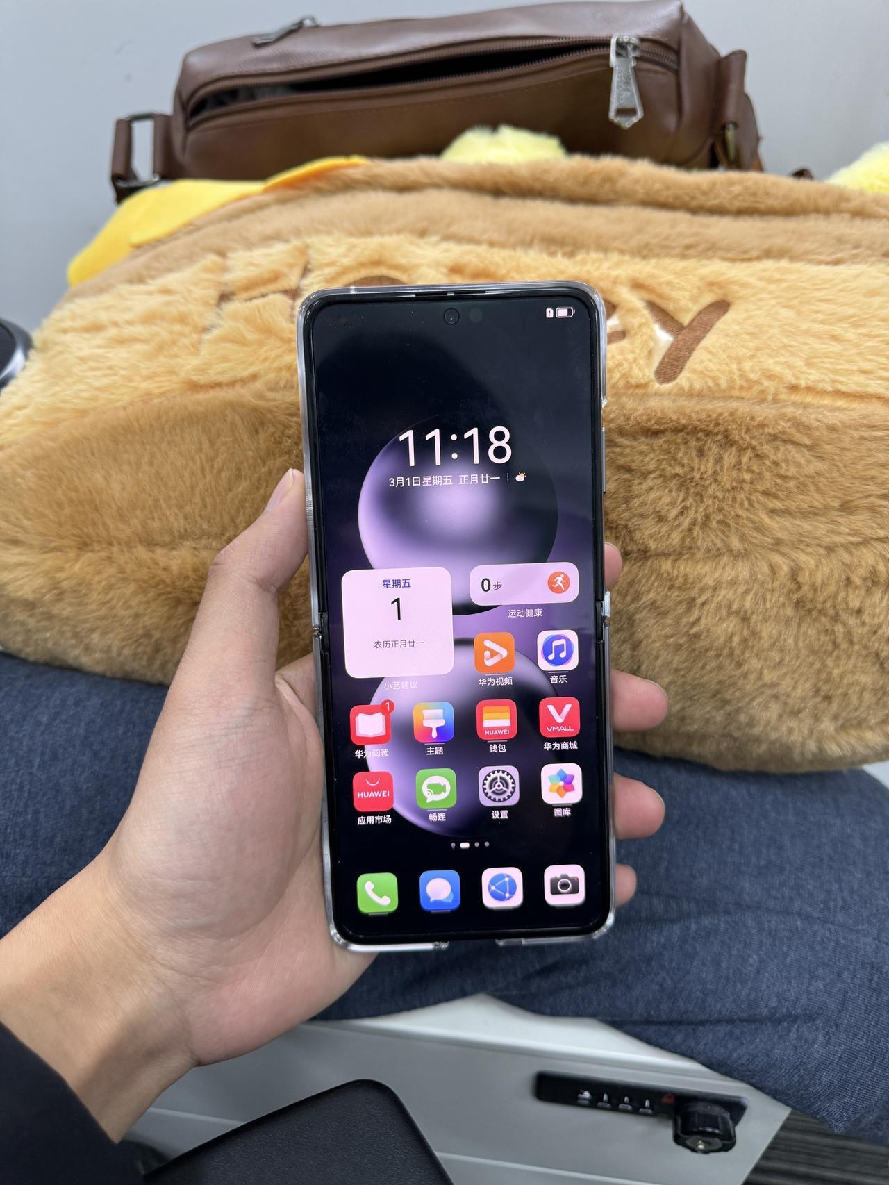 华为Pocket2到手用了一下，聊聊真实感受：

1、整机质感不错，反应也很流畅