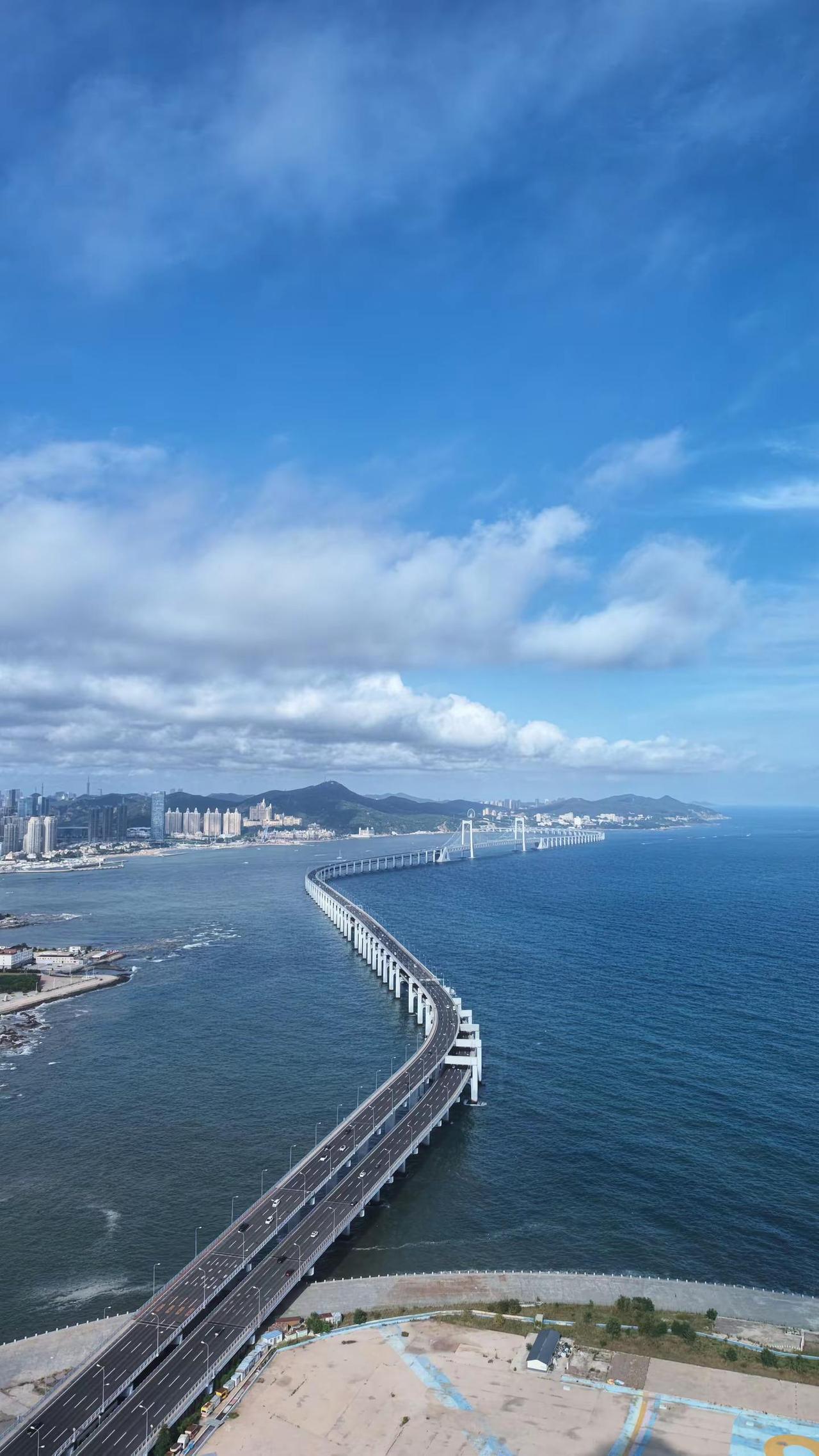 大连，干净清爽，城市立面简洁，没有铺天盖地的夸张广告。加之大气舒展的城市规划，再