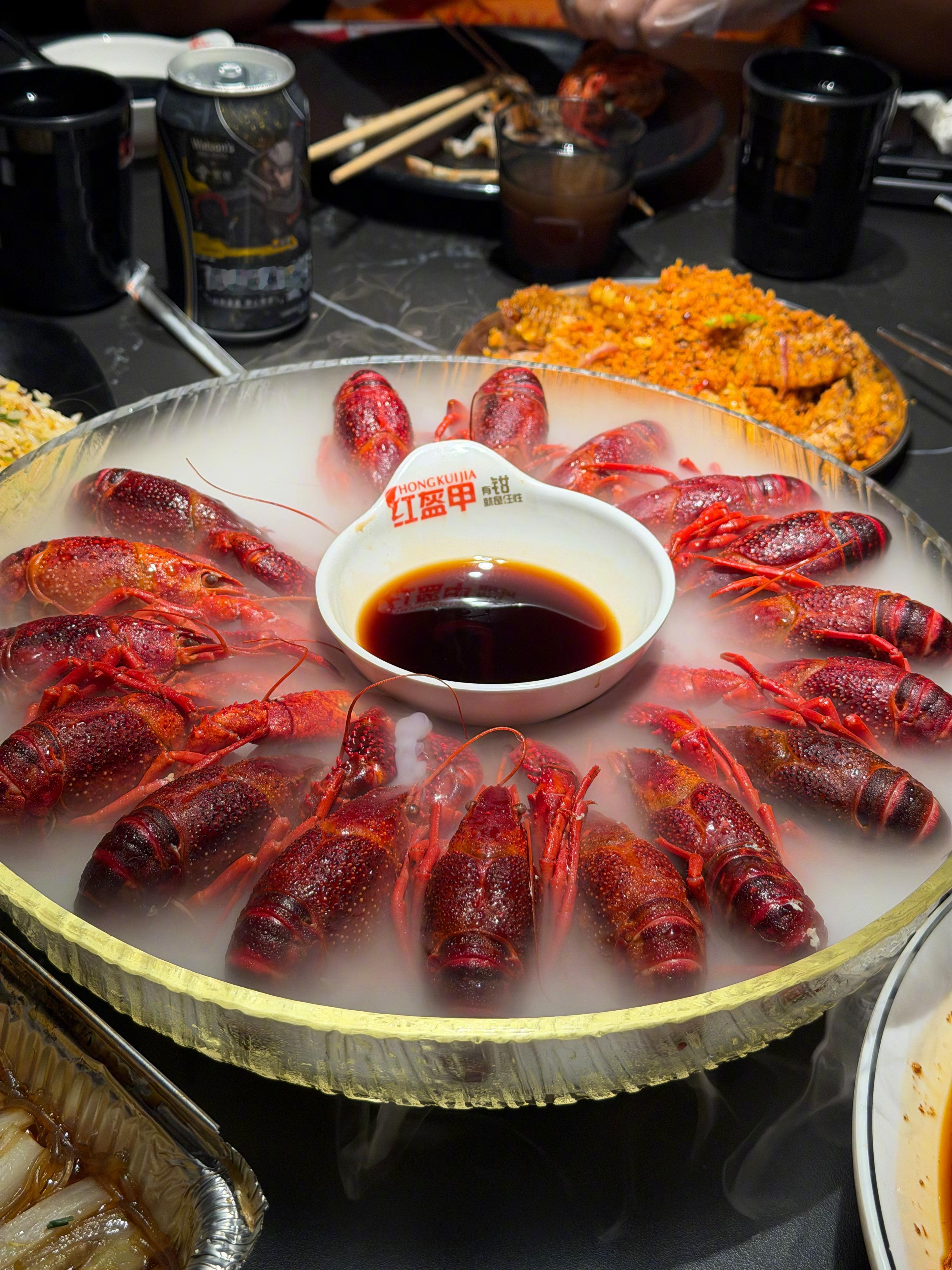 饿了来吃点东西，说上海的小龙虾真懂事儿，上桌就把壳脱了，哈哈哈！红盔甲总带我来吃