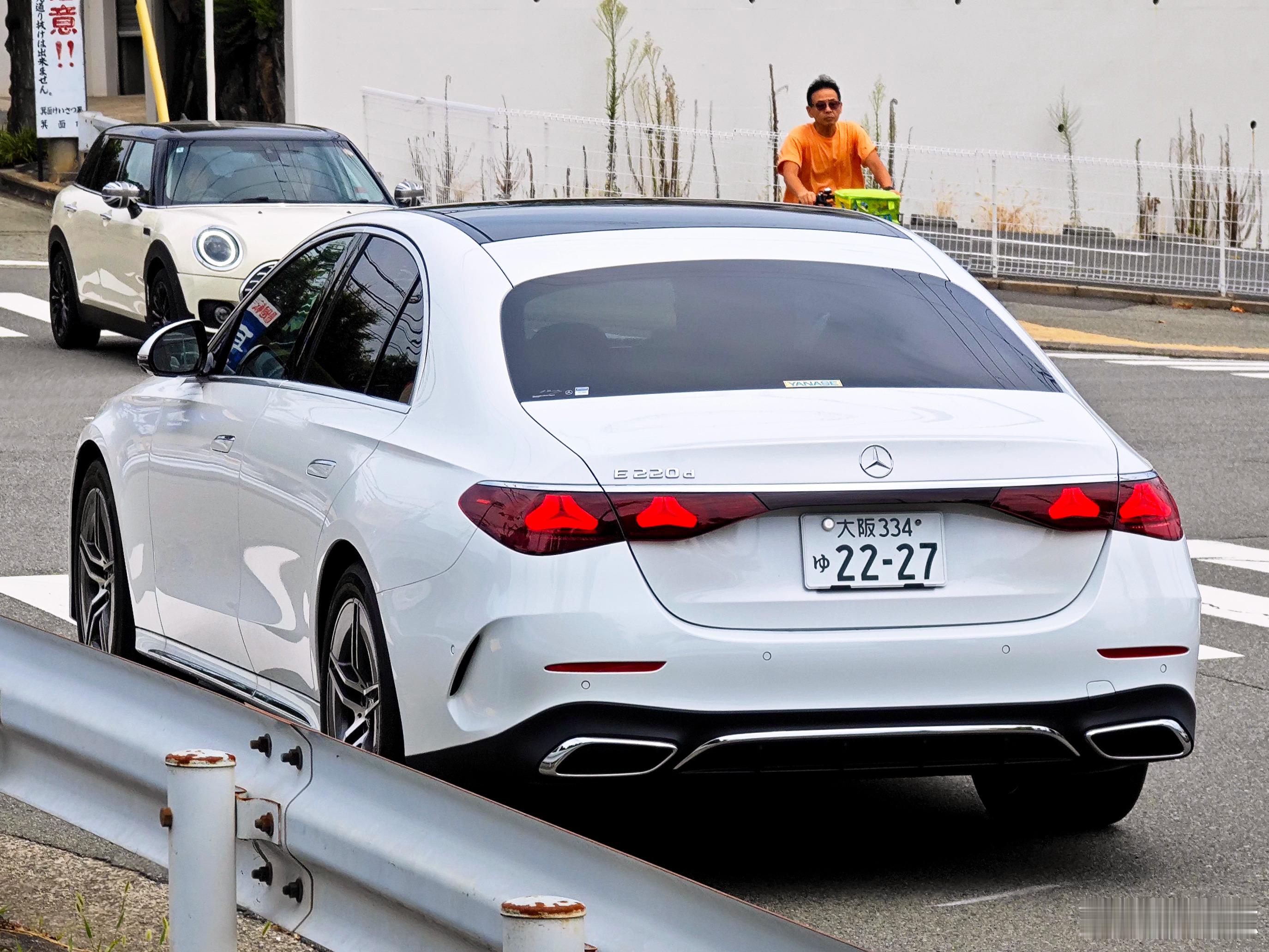 型车街拍 日本路上很少见到最新一代的BBA中大型轿车，偶尔遇到也多是像这辆E22