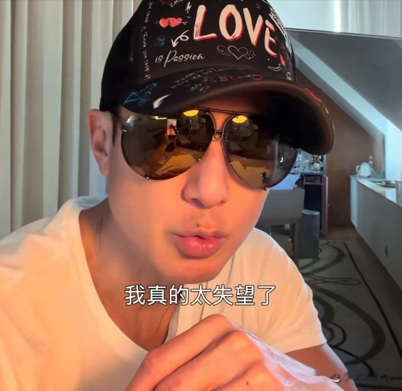 明星发声三天就解决，普通人丢了行李只能自认倒霉。吴尊在香港登机前反复确认才上飞机
