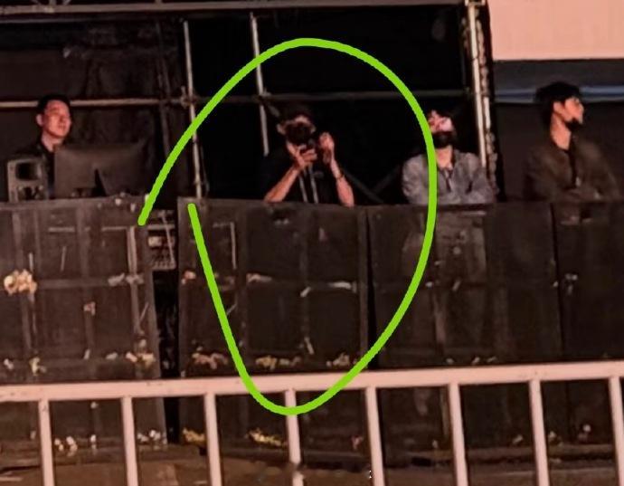 网友偶遇王源看陶喆演唱会 有网友在陶喆演唱会偶遇了王源，还说就在自己座位的正下方