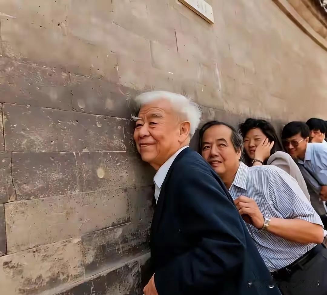 1992年5月，著名物理学家吴大猷在弟子诺贝尔物理学奖获得者李政道的陪同下，游览