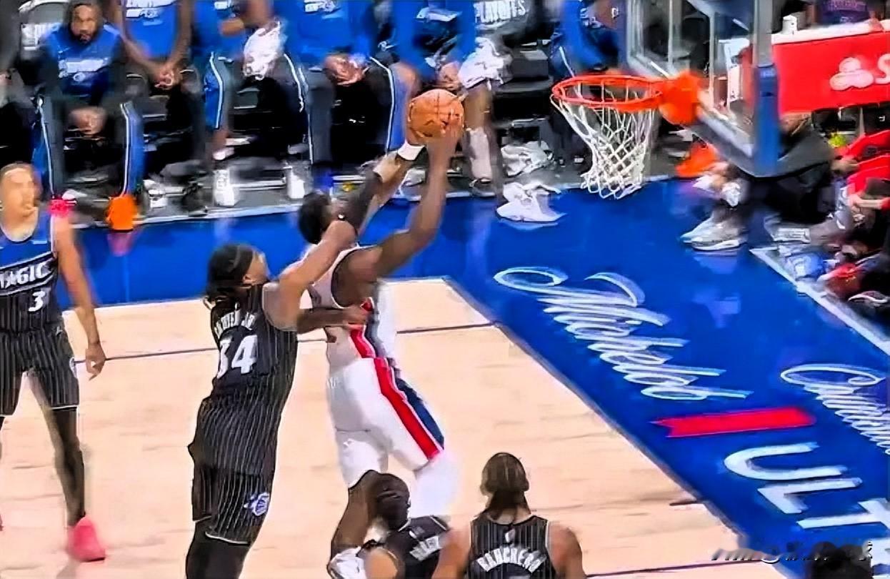 输破防了！卡特背后飞踹杜伦，裁判直接升级恶意犯规

东部第一VS黑八热门的G2，