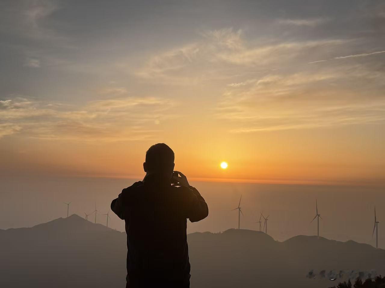 股票持仓会透露你的年龄，别说还真有点准：
20-35岁：敢闯敢干，胆大心大，接受