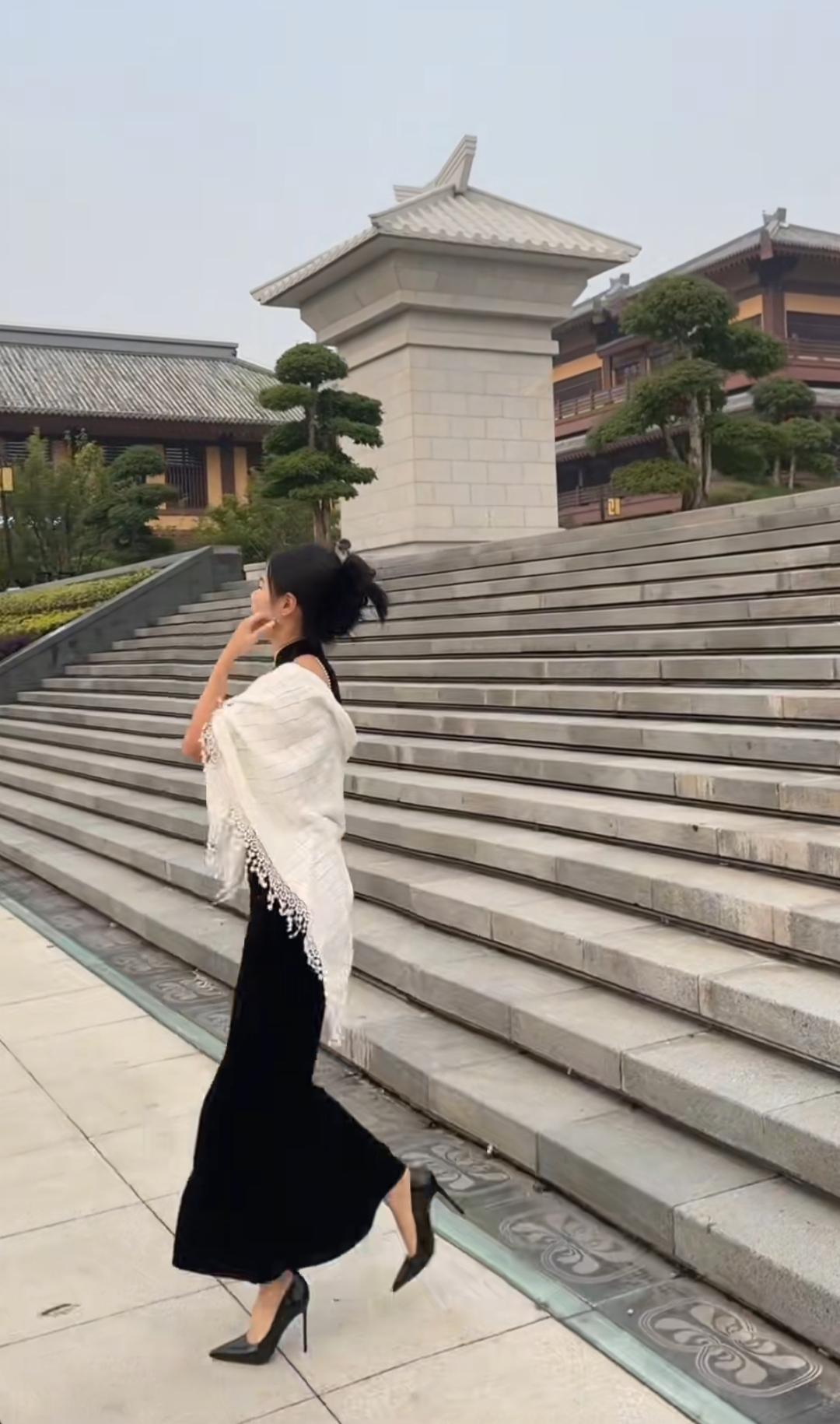 出门游玩敢这样穿搭的都市丽人，在职场恐怕也一定很闪耀。