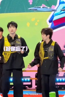 黄子弘凡[超话]黄子弘凡补药虐待五旬老人何老师你好星期六天呐，黄子和何老师的互动