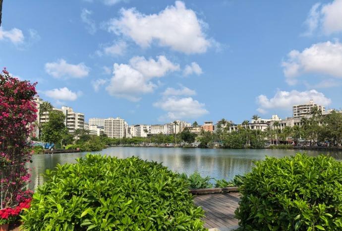 打卡每日心情记录！今天抬头便是云蒸霞蔚的绝美天际，低头只见湖水蔚蓝澄澈如镜。古朴