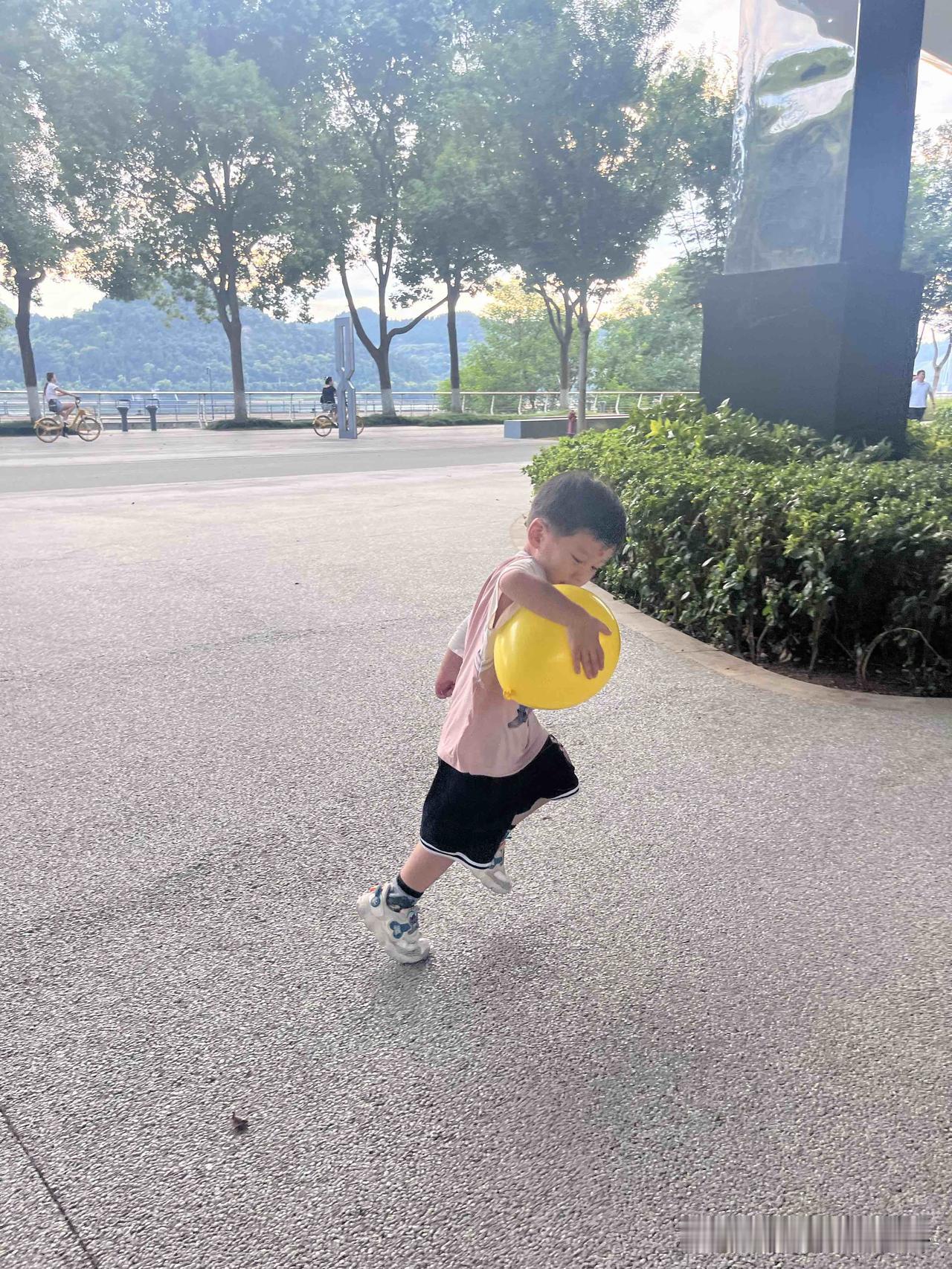 秋日生活打卡季云隙漏下光，阶石引向坡顶。刚从幼儿园回来的赟赟抱紧黄气球，像抱着一