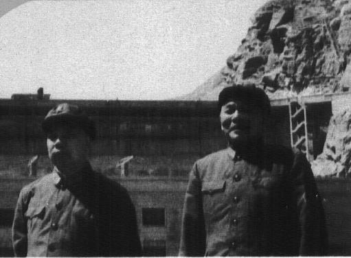 1979年10月,陈先瑞在兰州军区同肖华(左)检查工作时于甘肃省刘家峡水库。