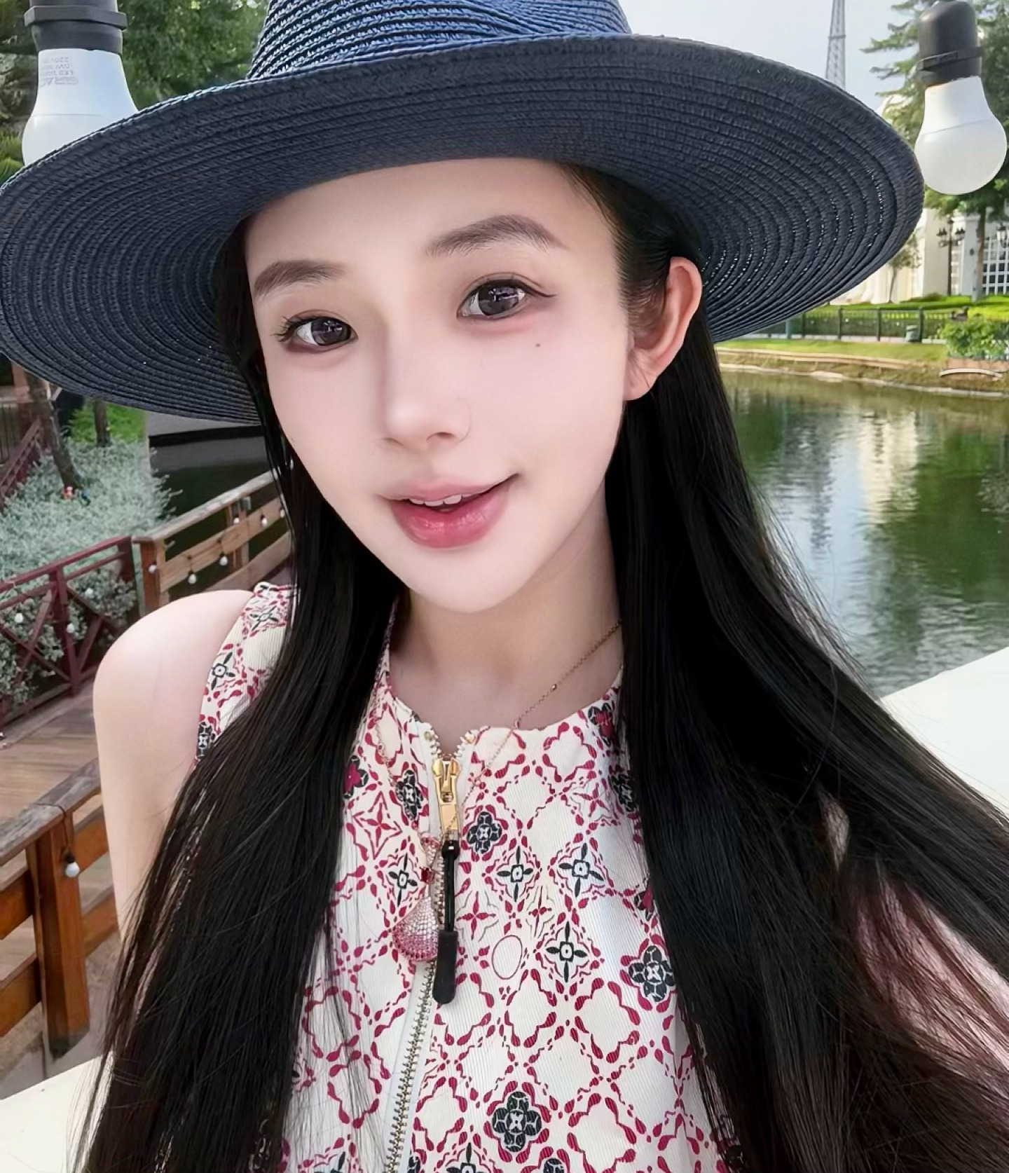 任何人来打扰我干正事 我都会停下来和她玩 ​​​