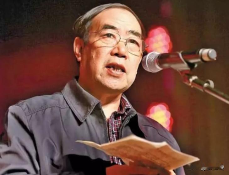 “流氓作家”贾平凹在复旦大学演讲，一名女学生当场发难：“您好歹是个大作家，但除了