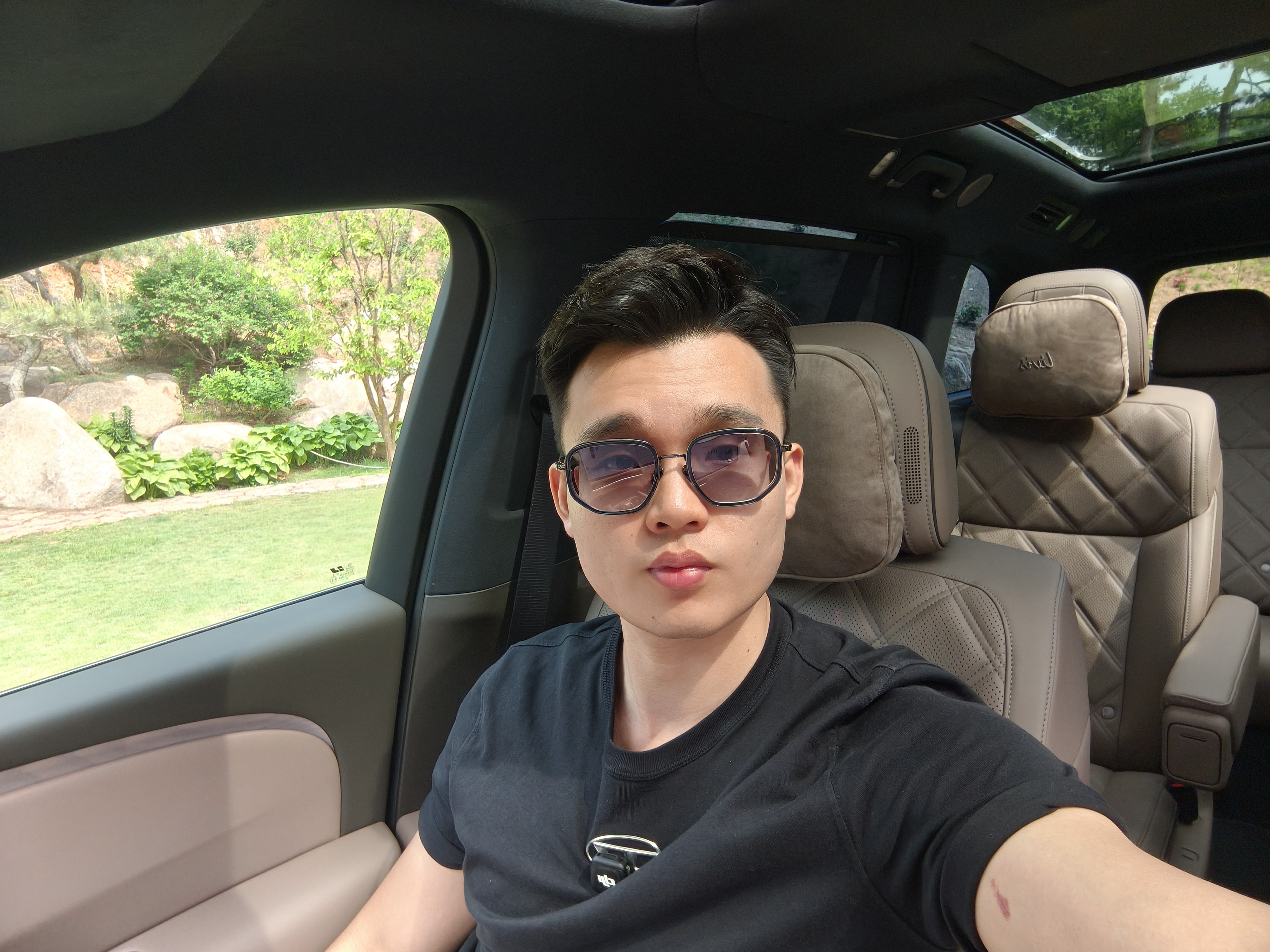 兄弟们，我打算把现在的发型换成前刺，你们说能不能年轻几岁
