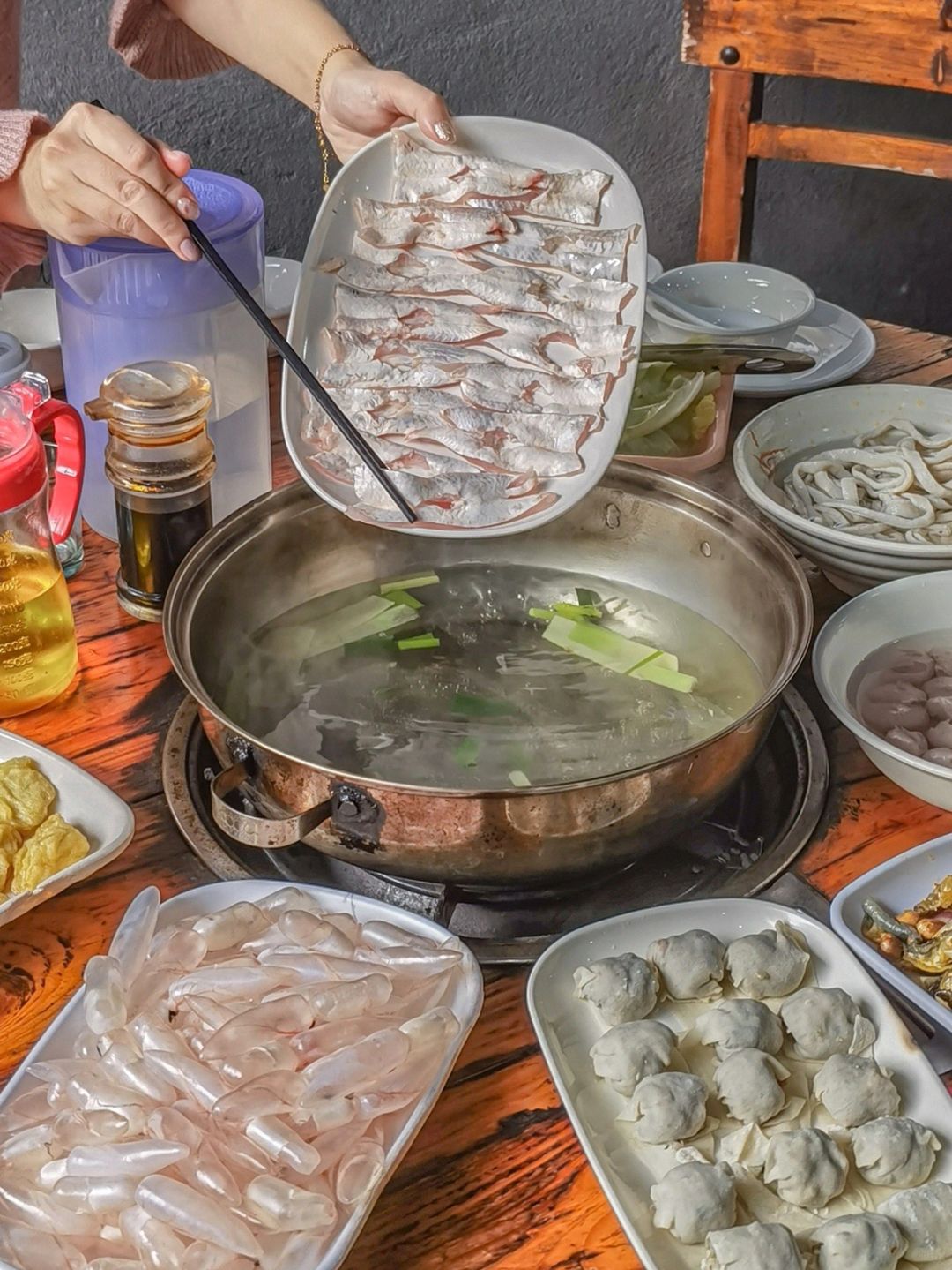广州街边鲮鱼火锅大排档…………