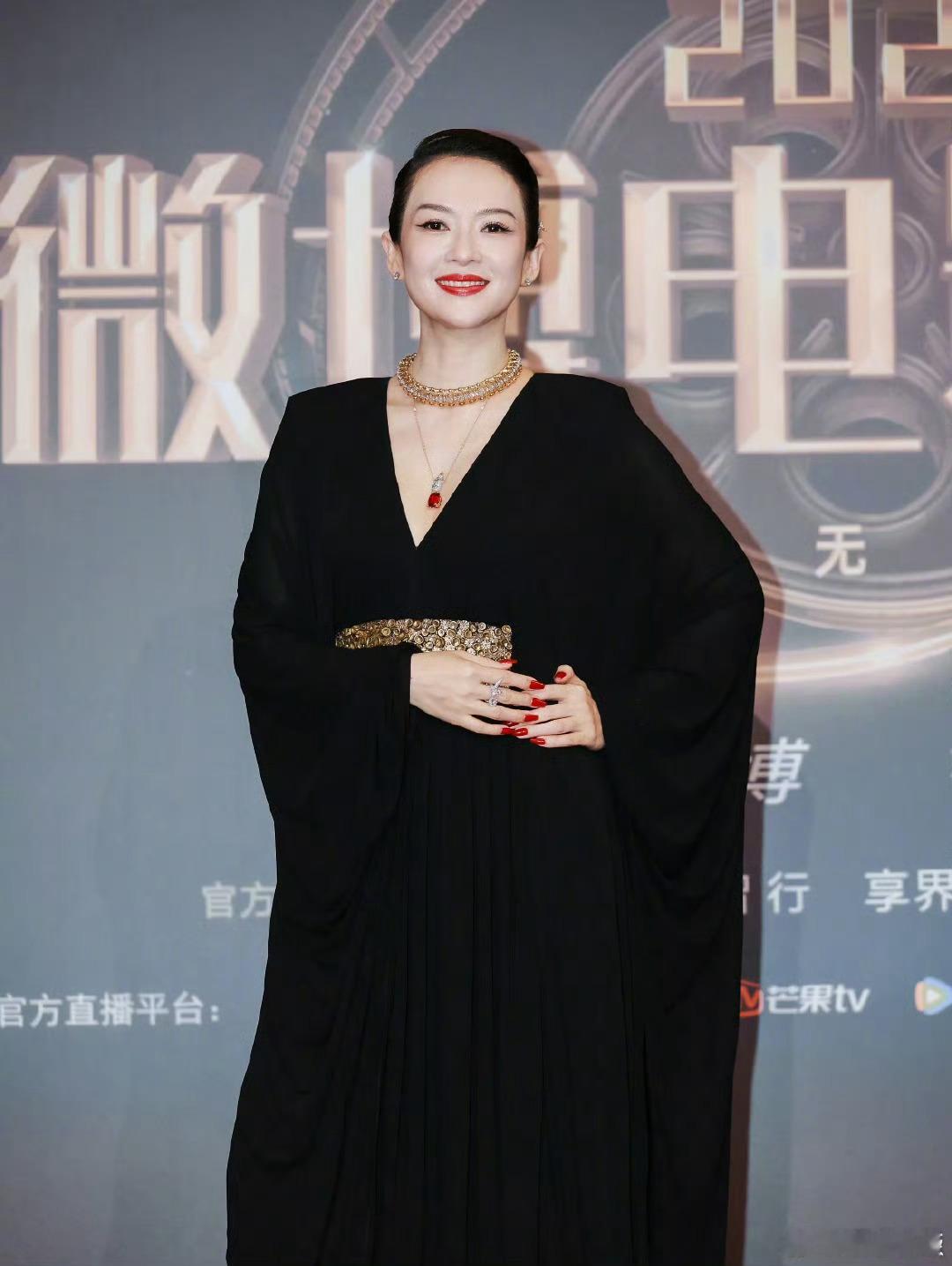 章子怡压轴一出场的就气场slay全场，从容大气，可太美了，国际章名副其实！ ​​
