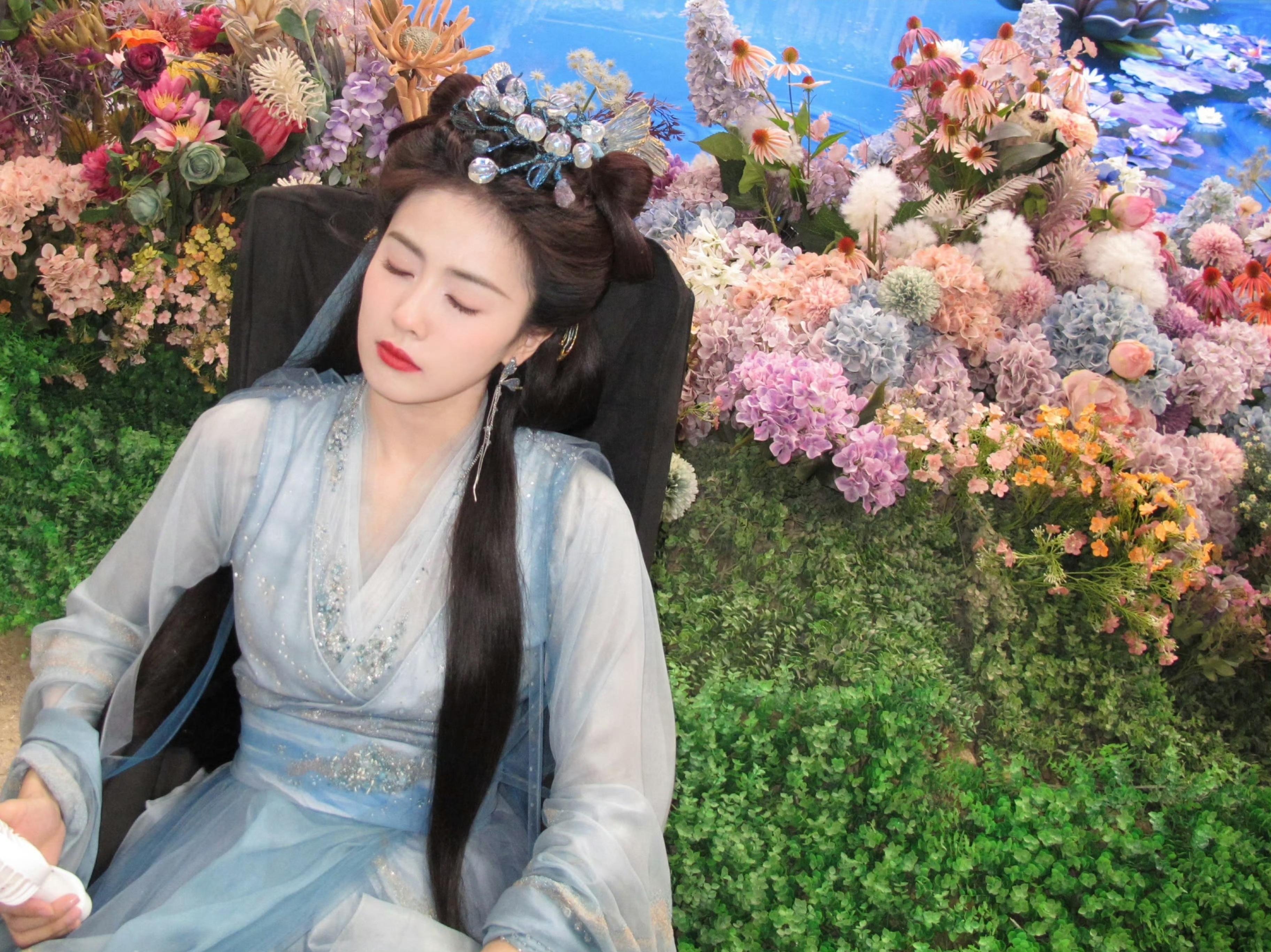 白鹿[超话]🎊白鹿 🎊白鹿0923生日快乐 🎊幸福鹿923号 这世间青山灼