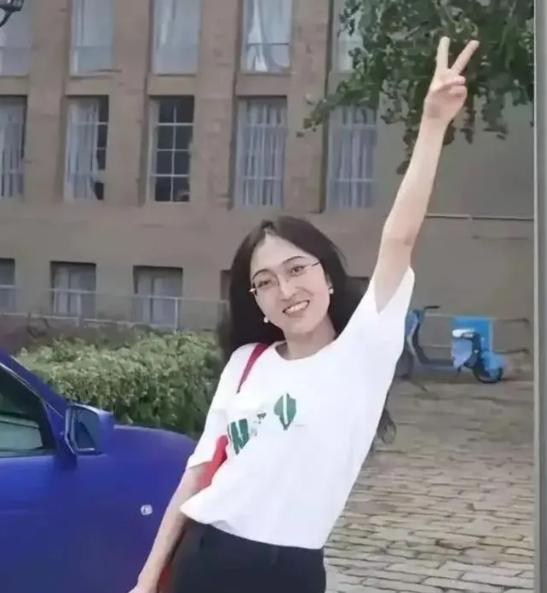 这个世界怎么了？


事情越来越好玩了。
杨某媛被曝：
她竟然有中国银行公务员卡