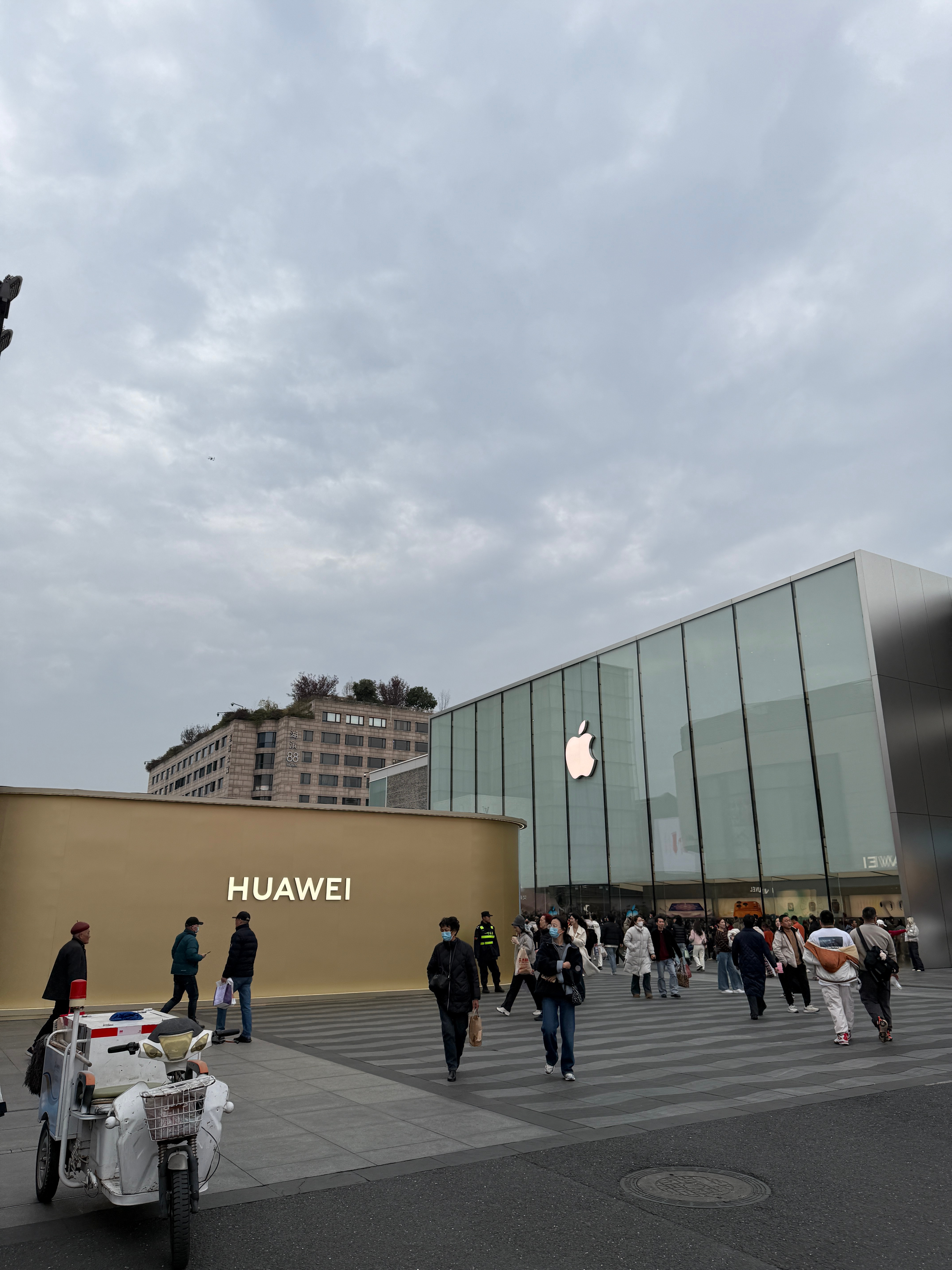 杭州苹果西湖店作为当时全亚洲最大的Apple Store ，现今被华子贴脸开大 