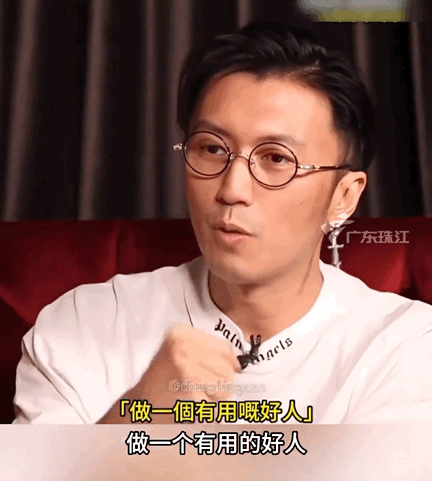 谢霆锋演唱会哽咽🌌全场上万观众齐声和唱，唯有他独自深陷情绪，歌声断断续续，哽咽