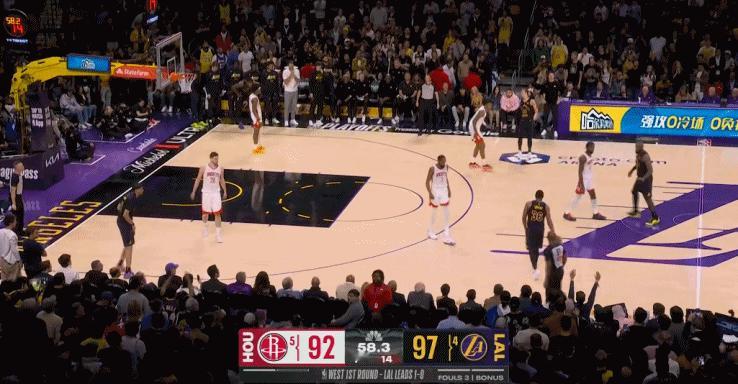 上半场独得20分，下半场仅3分的杜兰特出现致命传球失误，个人第9次失误；另一边，