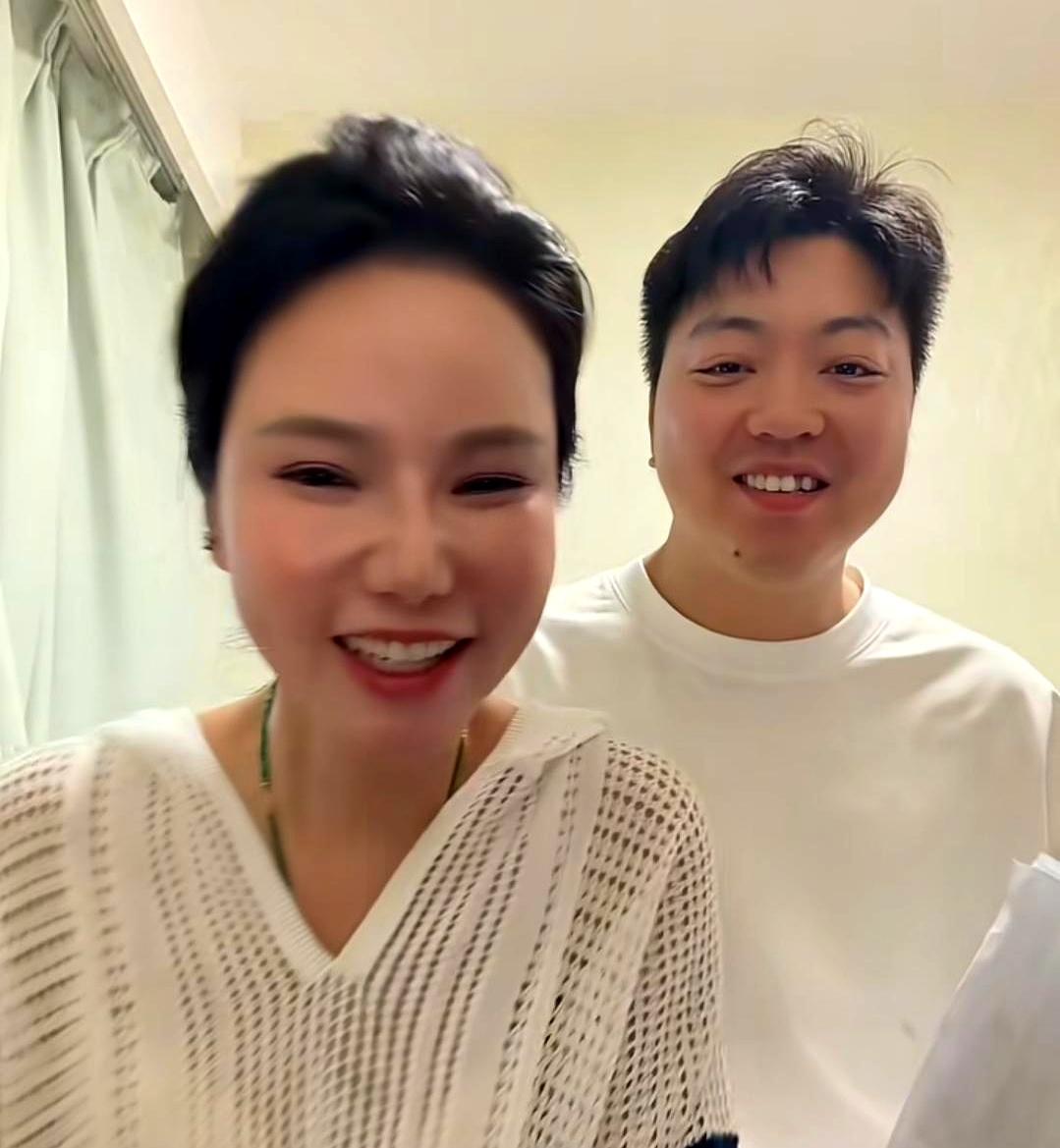专场散场那晚，合影里空出东青一家，龙弟偏向飞哥，东青护着瑞哥，裂缝直接亮在镜头前